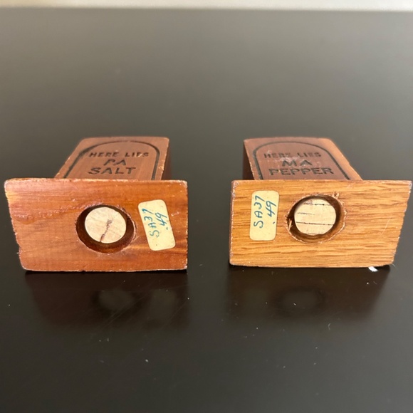 Grave Stone Salt and Pepper Shakers. - Picture 7 of 7